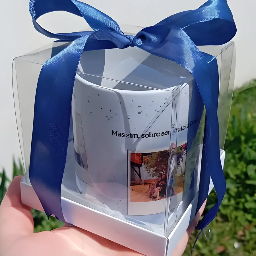 Caneca com foto em caixa transparente e laço azul