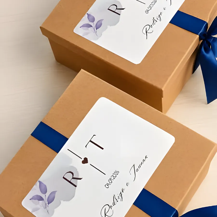 Caixas kraft com etiqueta dos noivos e fita azul